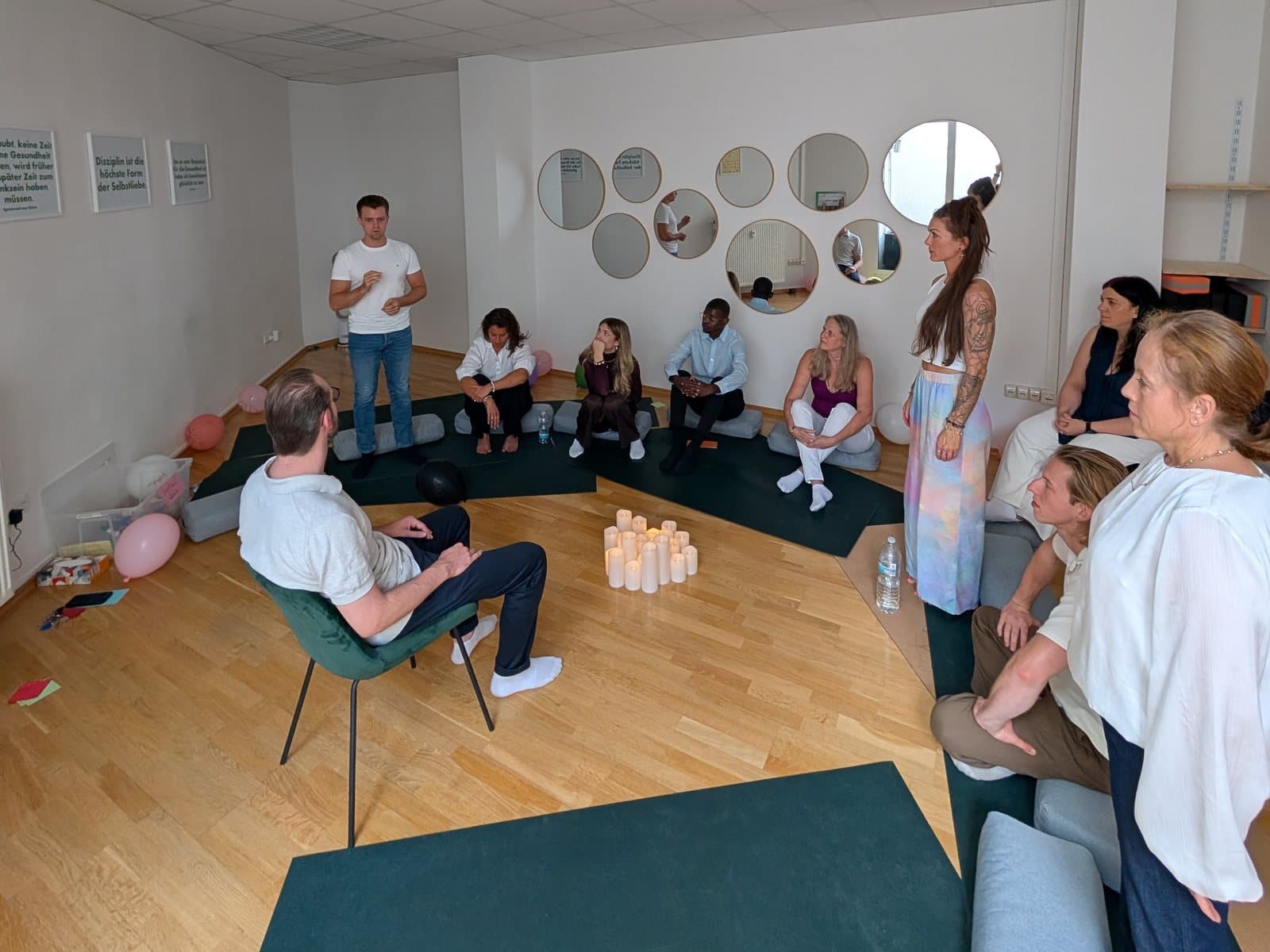 Die Gruppe sitzt im Kreis beim Verbinde-Dich-Event