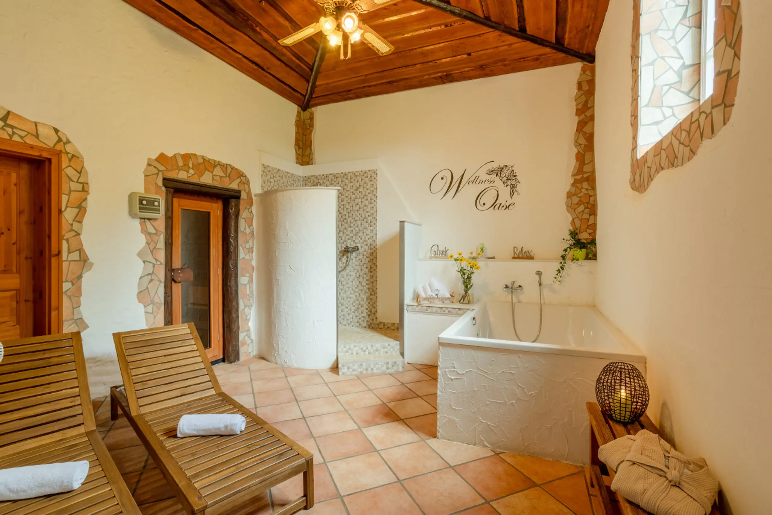 Die Wellness-Oase mit Liegen und Wanne