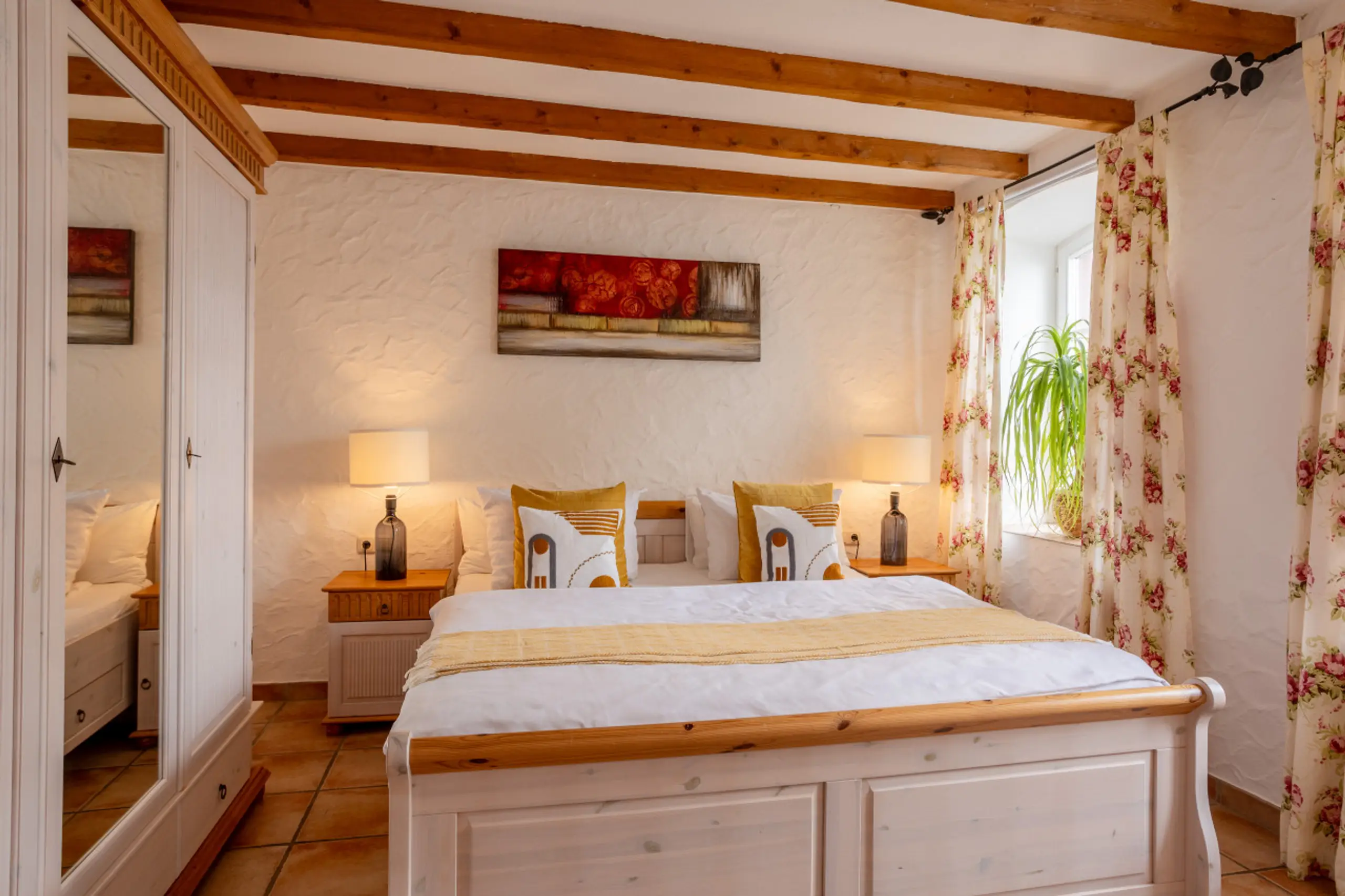 Ein Schlafzimmer mit Holzbalken
